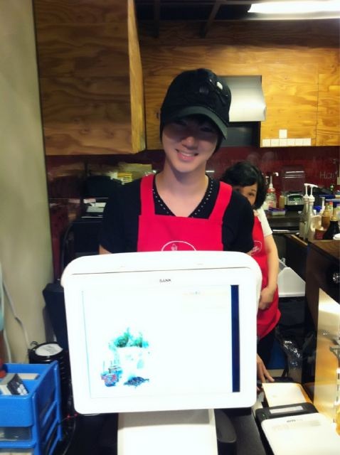 Yesung's mom is behind Yesung ^_^