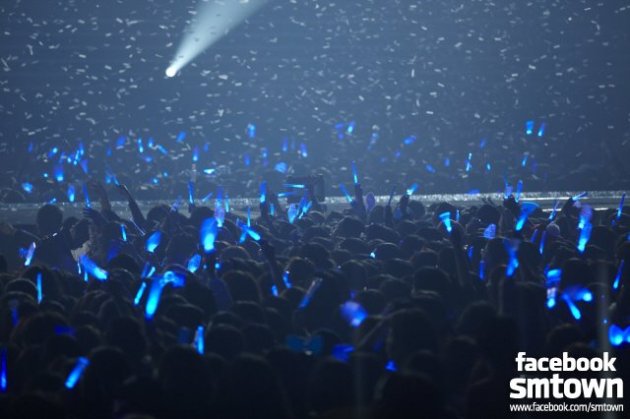 [SUPER SHOW4] Pearl sapphire blue lights in the stadium [FACEBOOK SMTOWN STAFF]