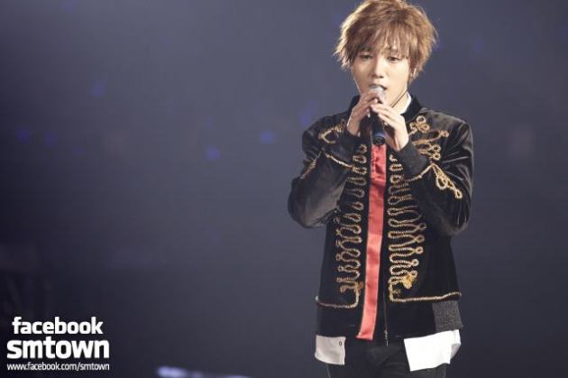 [SUPER SHOW4] Yesung is singing passionately for fans. [FACEBOOK SMTOWN STAFF]