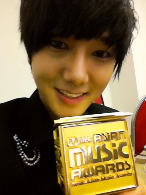Yesung with MAMA's thropy
